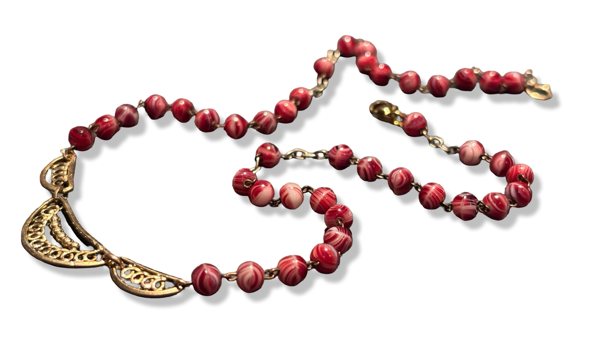 Collier chapelet en verre melé bordeau et motif filigrane
