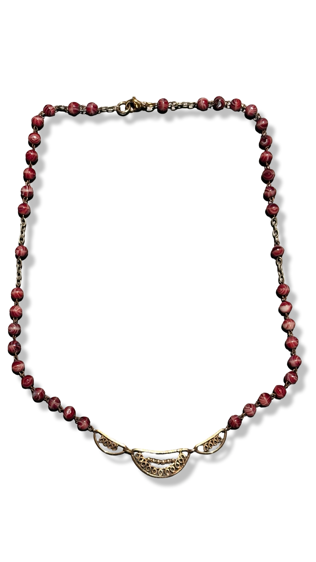 Collier chapelet en verre melé bordeau et motif filigrane