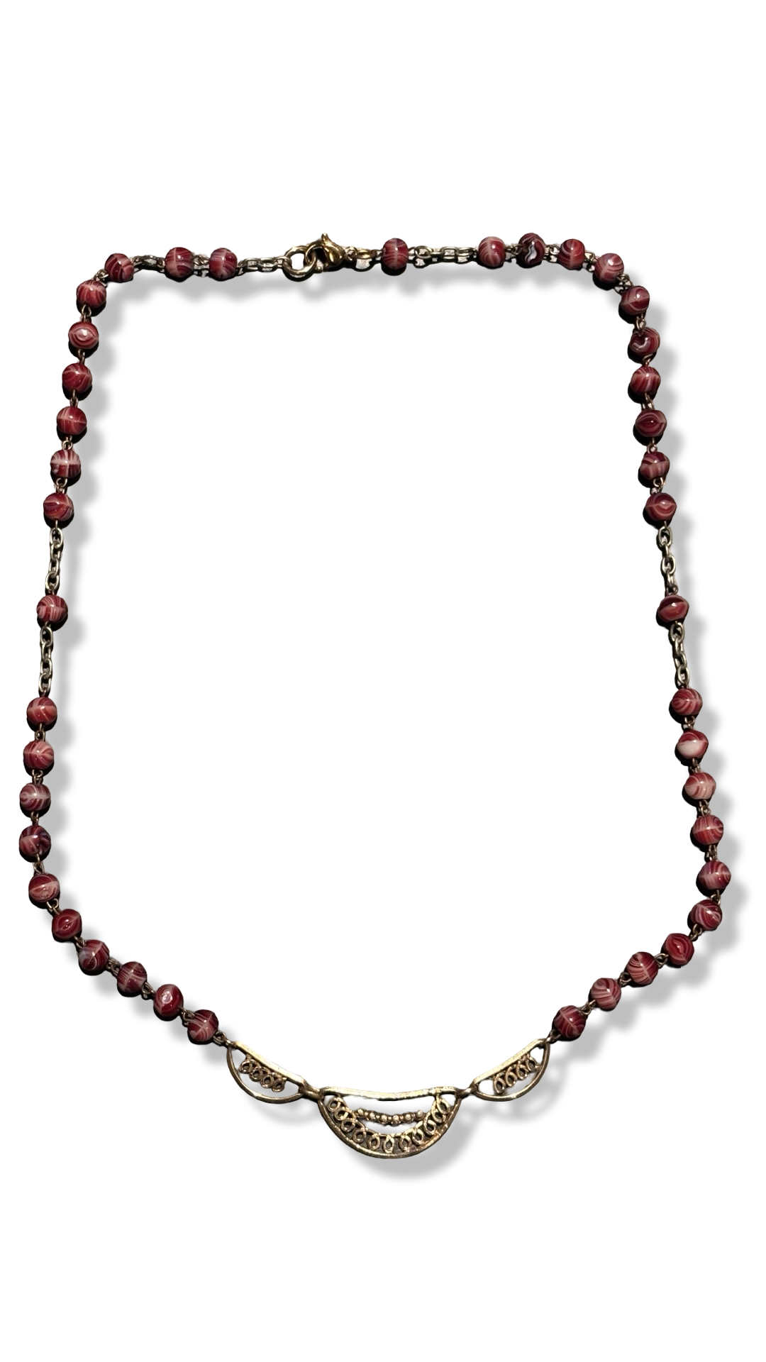 Collier chapelet en verre melé bordeau et motif filigrane