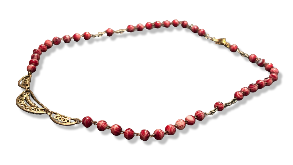 Collier chapelet en verre melé bordeau et motif filigrane