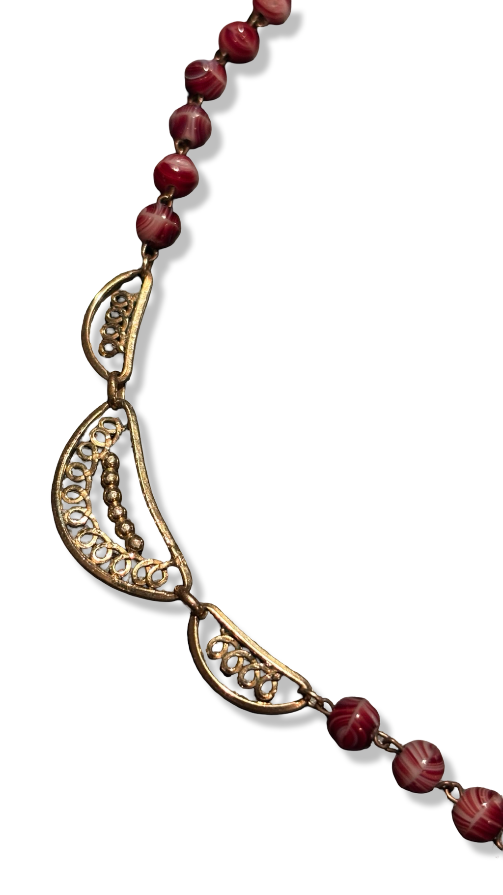 Collier chapelet en verre melé bordeau et motif filigrane